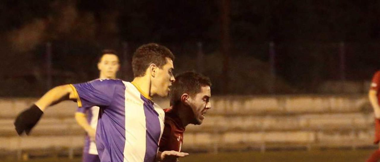 Una acción del partido entre el Real Avilés B y el Llaranes.