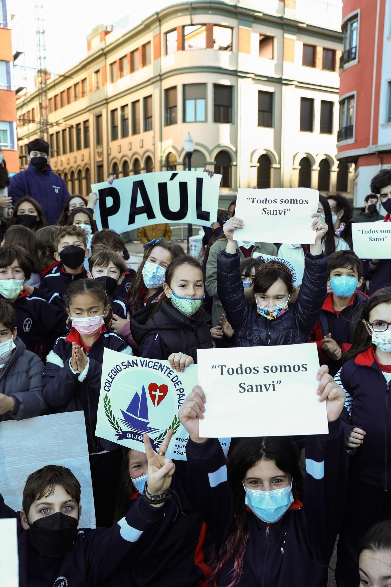 La concentración de profesores, alumnos y familias del San Vicente, en imágenes