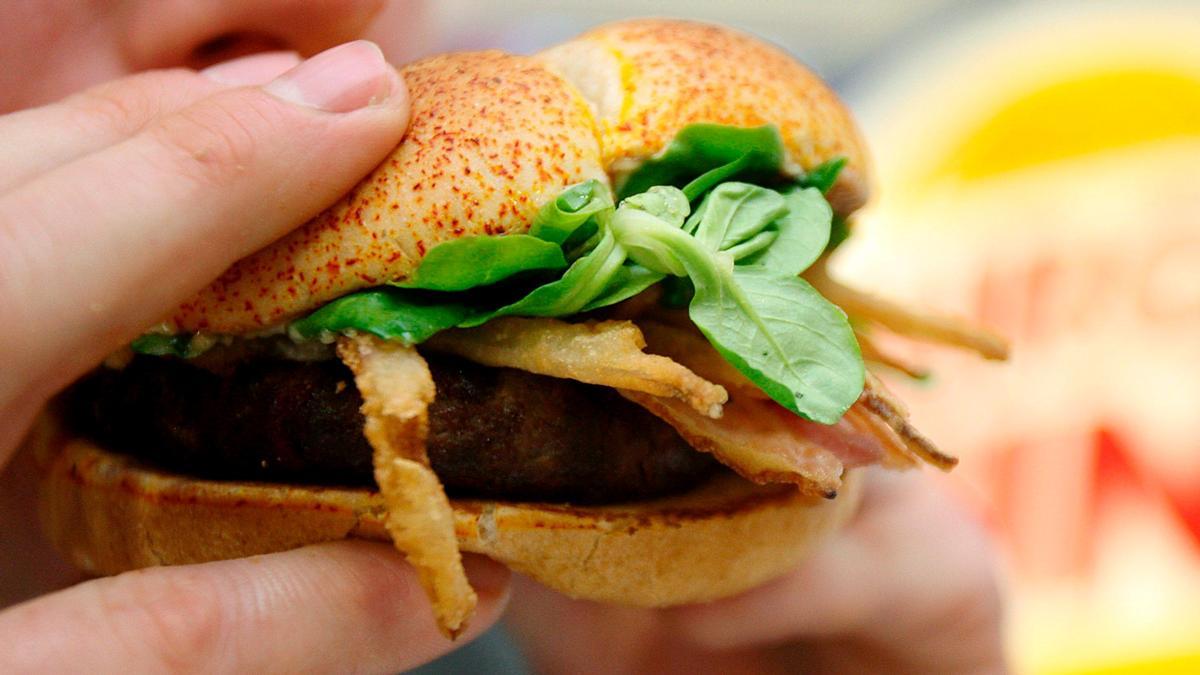 Una persona come una hamburguesa especial en un Burger King de Londres.