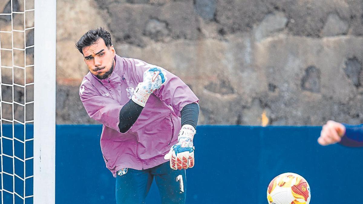 Dani Fernández, portero del Tenerife, que repetirá una vez más bajo palos.