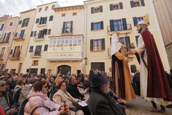 La OCB y Joves per la llengua reúnen en Palma a centenares de personas para celebrar "la auténtica Diada de Mallorca" el 31 de diciembre