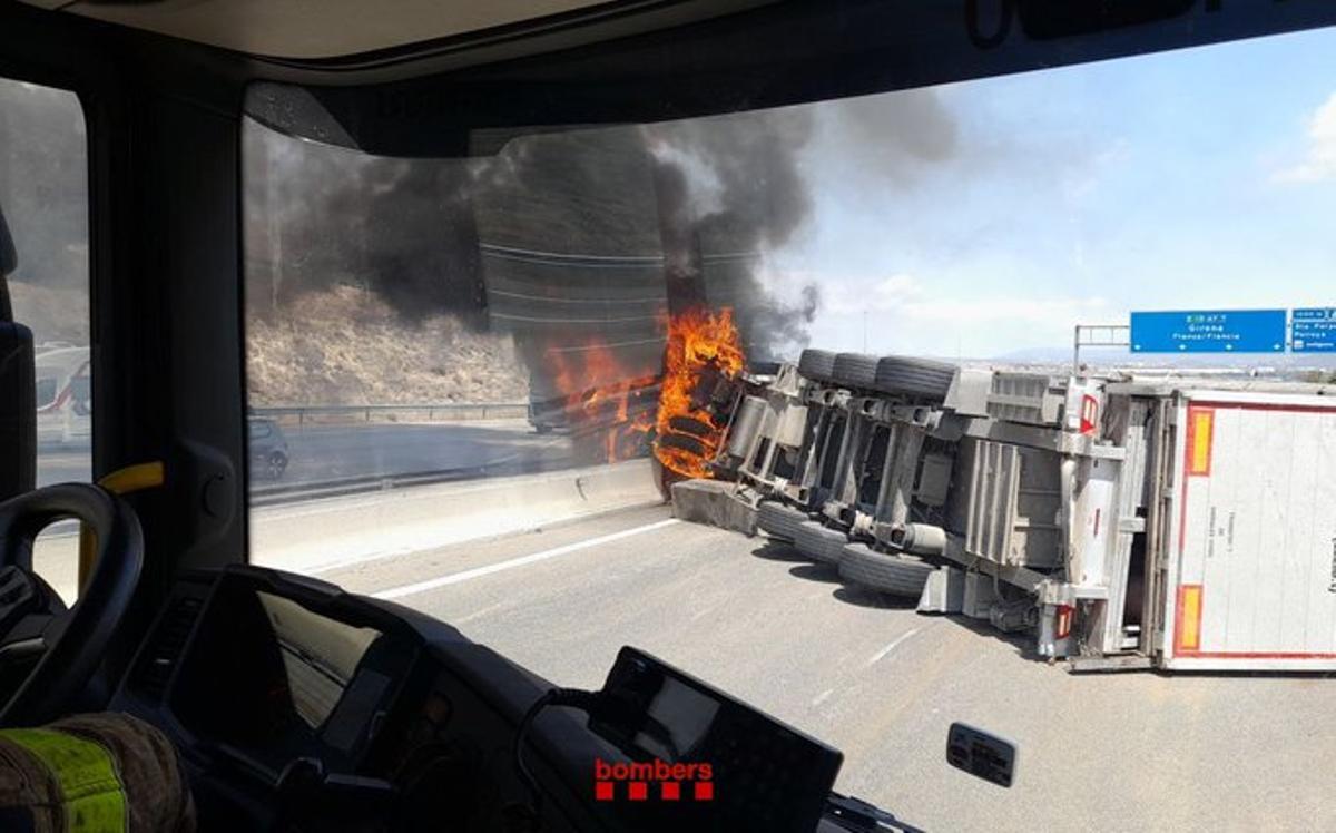 Porcs lliures a l’AP-7: l’accident d’un camió obliga a tallar la via a Santa Perpètua de Mogoda (Barcelona)