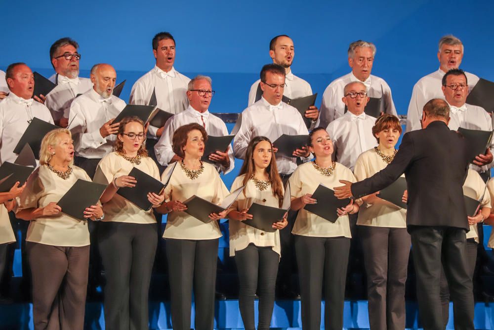 Primera velada del 65º Certamen de Habaneras en Torrevieja con coros locales