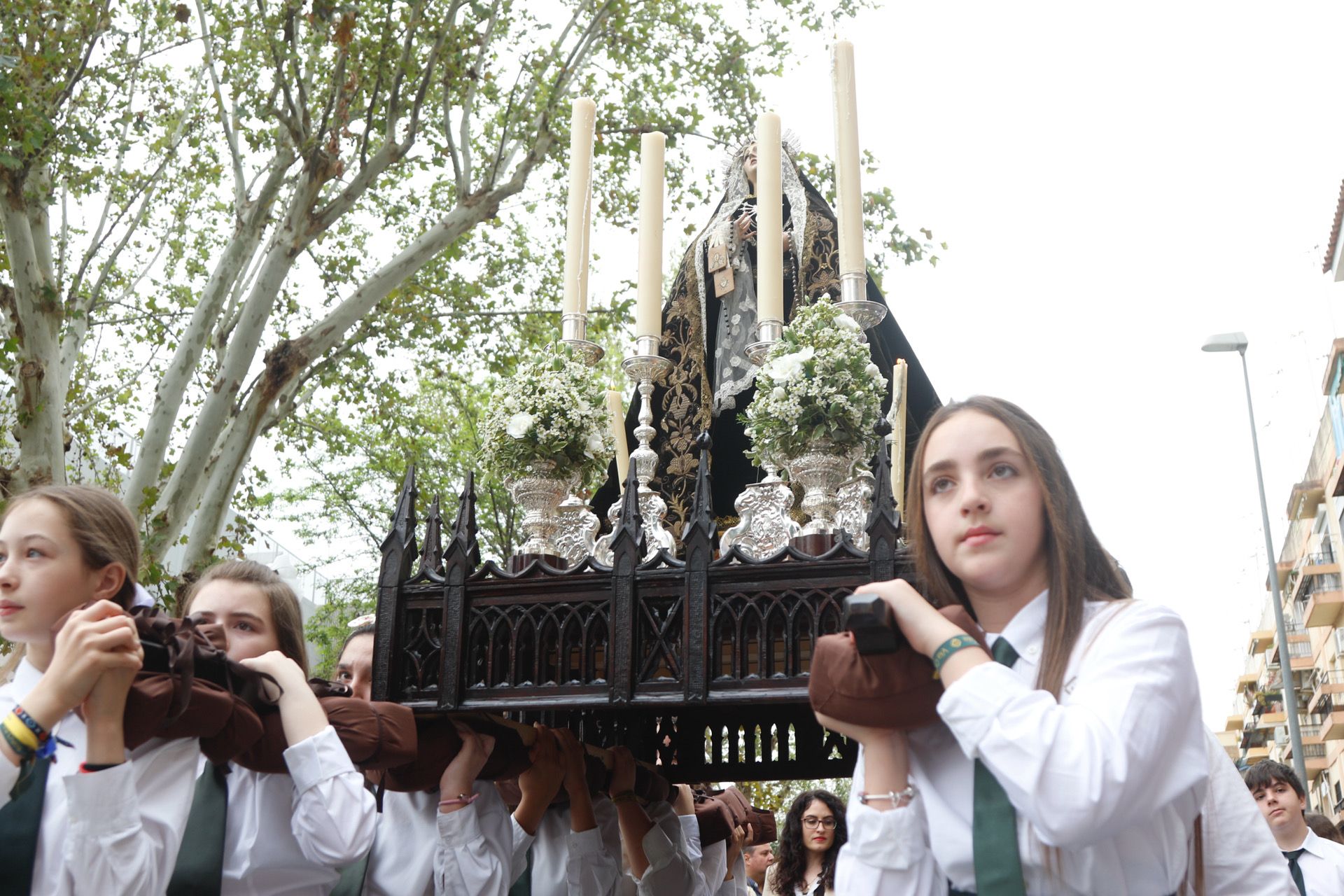 Alumnos del colegio Virgen del Carmen durante su procesión