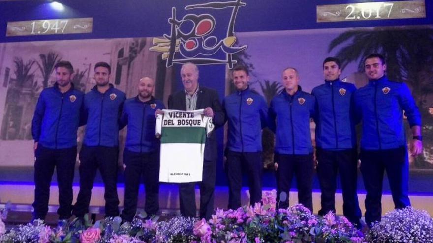 Vicente Del Bosque recibe del Elche una camiseta franjiverde con su nombre