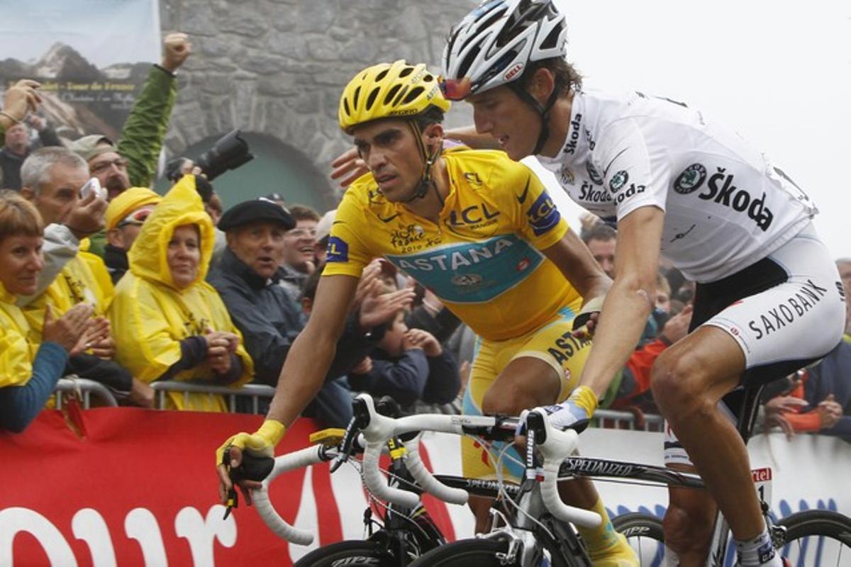 Andy Schleck (esquerra) i Alberto Contador es feliciten després de travessar la línia de meta de la 17a etapa, en què s’ha imposat el luxemburguès i l’espanyol ha conservat el mallot groc. Andy Schleck (esquerra) i Alberto Contador es feliciten després de travessar la línia de meta de la 17a etapa, en què s’ha imposat el luxemburguès i l’espanyol ha conservat el mallot groc.