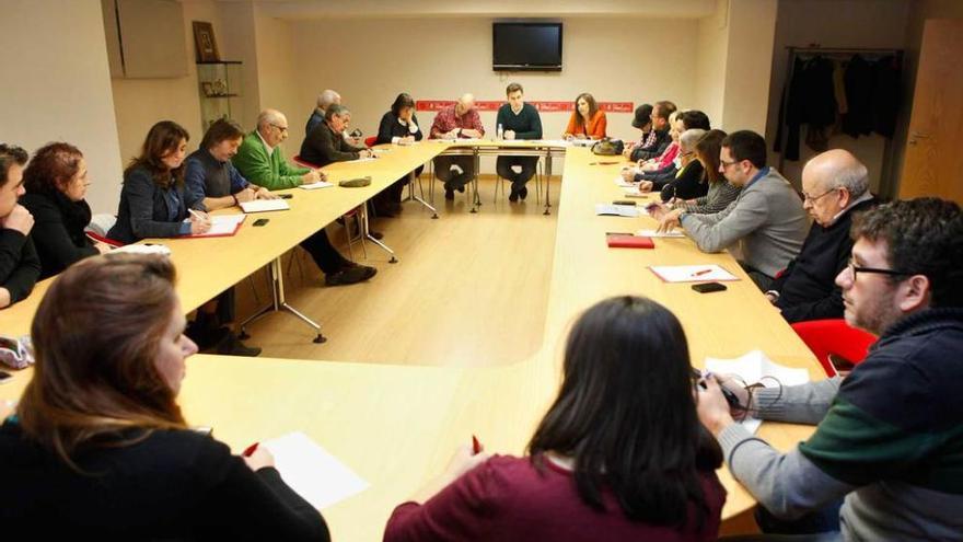 Los ediles socialistas José Ramón García, José María Pérez y Marina Pineda -al fondo-, en la reunión con representantes de entidades sociales para analizar el presupuesto municipal para 2016.