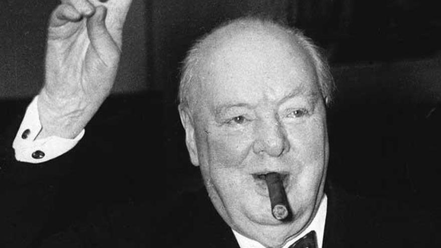 Winston Churchill, con su característico gesto de victoria popularizado durante la Segunda Guerra Mundial.