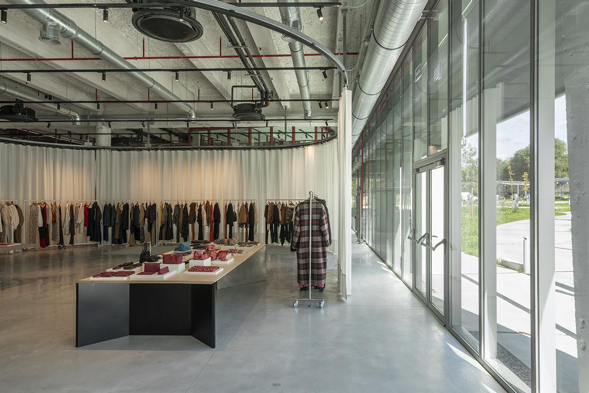 Zona dedicada a prendas y accesorios.