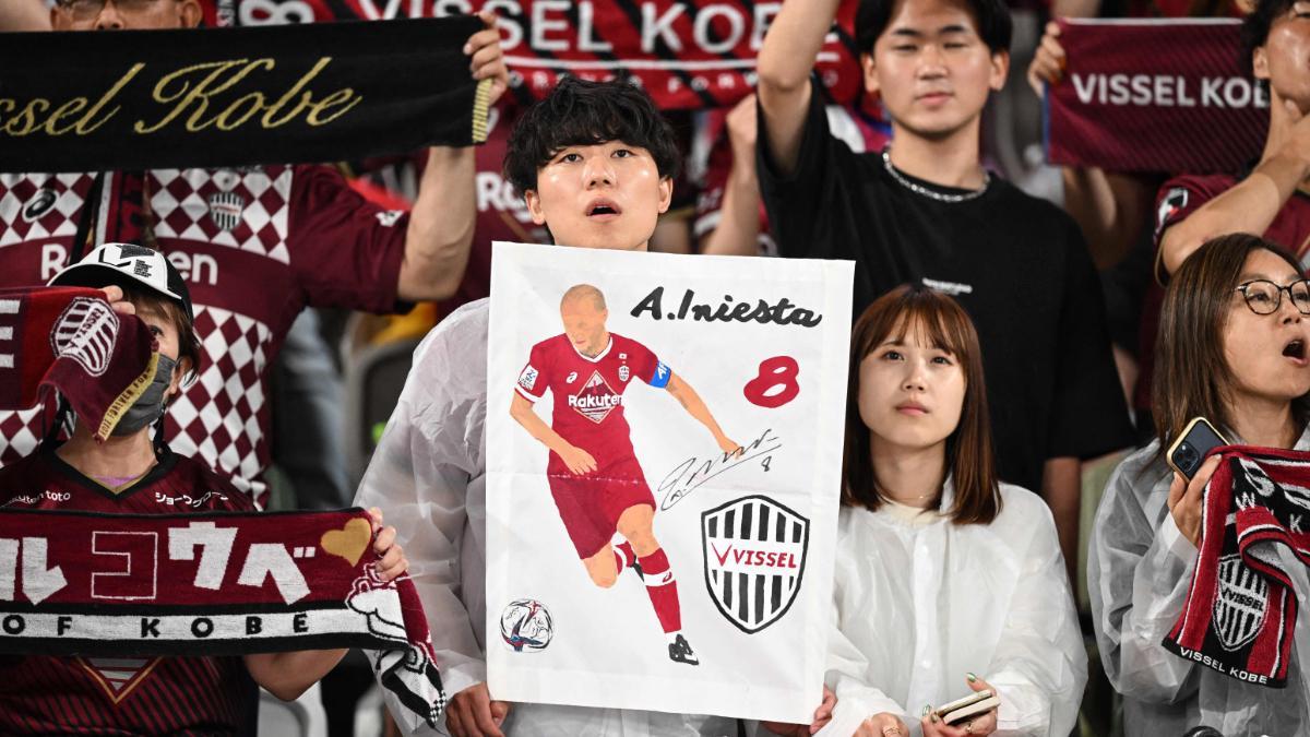 Aficionados del Vissel Kobe en las gradas del Japan National Stadium en el homenaje a Andrés Iniesta