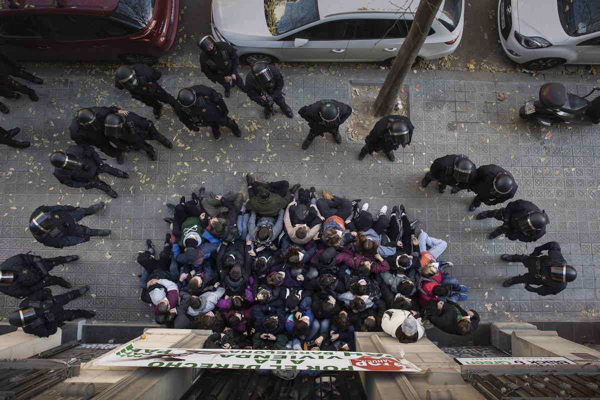 Gran despliegue policial para desahuciar a una familia a cuatro días de la Navidad