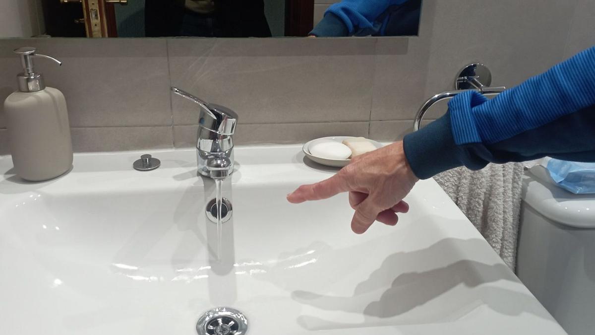 Los vecinos de la urbanización El Rocío llevan casi dos meses con un hilo de agua.
