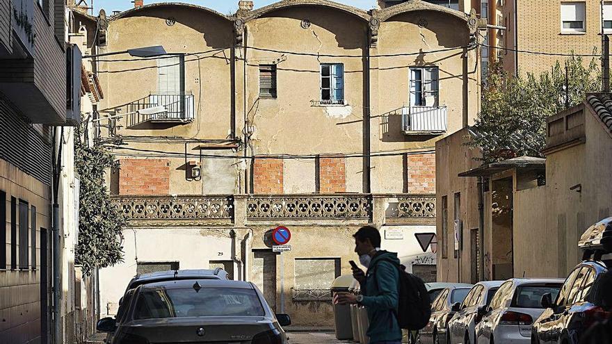 L&#039;edifici al carrer Universitat de Cervera que està pendent d&#039;enderrocar.