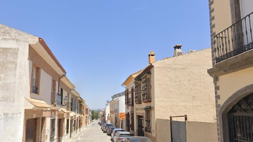 Arde una vivienda de tres plantas en la urbanización Los Poleares de Lucena