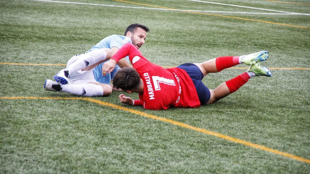 Pablo Margallo, en el suelo tras ser derribado por un jugador del Unión Adarve.