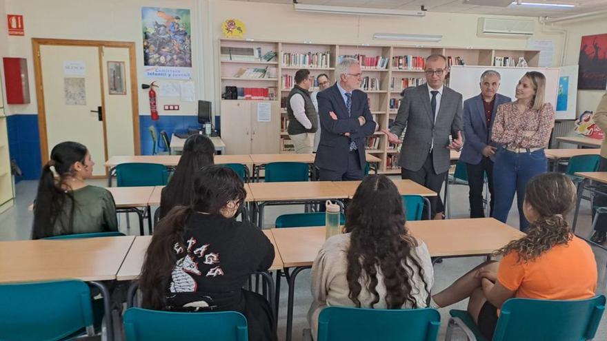 Víctor Marín visita el IES Sabina Mora, que participa en el programa.