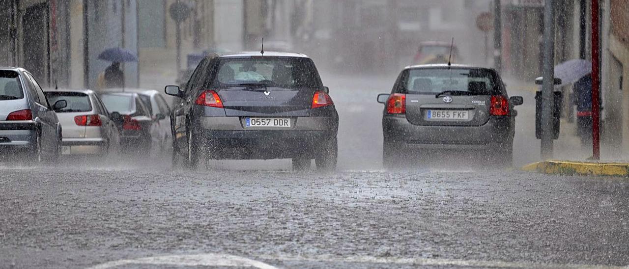 Agua acumulada durante una
tromba de agua en una calle
de Lalín.   | // BERNABÉ/JAVIER LALÍN