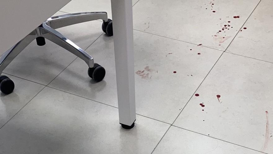 Restos de sangre de una de las heridas en el tiroteo de este viernes en el PTA.
