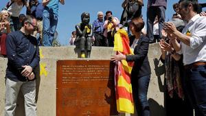La alcaldesa de Girona, Marta Madrenas (con la bandera), descubre, en abril del año pasado, la placa que inauguró el cambio de nombre de la plaza Constitución por 1 de octubre.