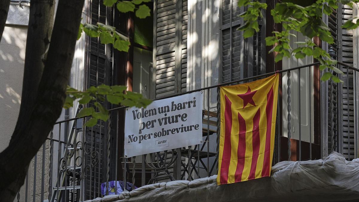 Un cartell penjat a la rambla de la Llibertat en contra de les activitats que es fan al Barri Vell de Girona.
