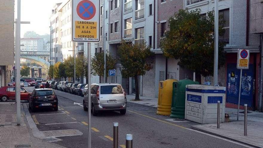 Dos de los paneles de aparcamiento, solo en gallego, en la calle de A Barca.  // Rafa Vázquez