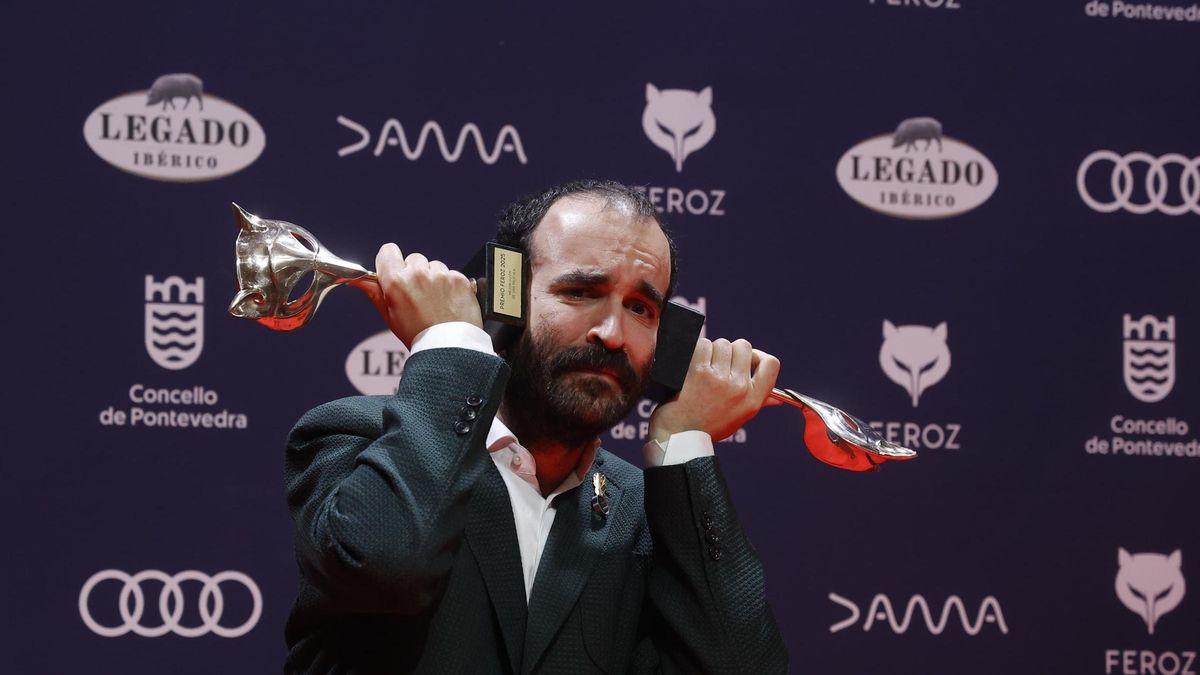 Eduard Sola con los Premios Feroz a mejor guion de una película y de una serie