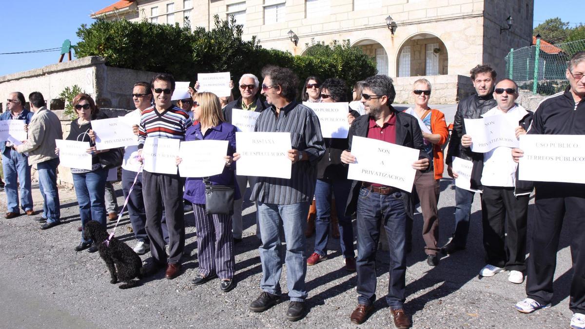 Protesta desarrollada hace diez años ante el centro vacacional para impedir su transformación en posada y el traslado de la escuela de hostelería.