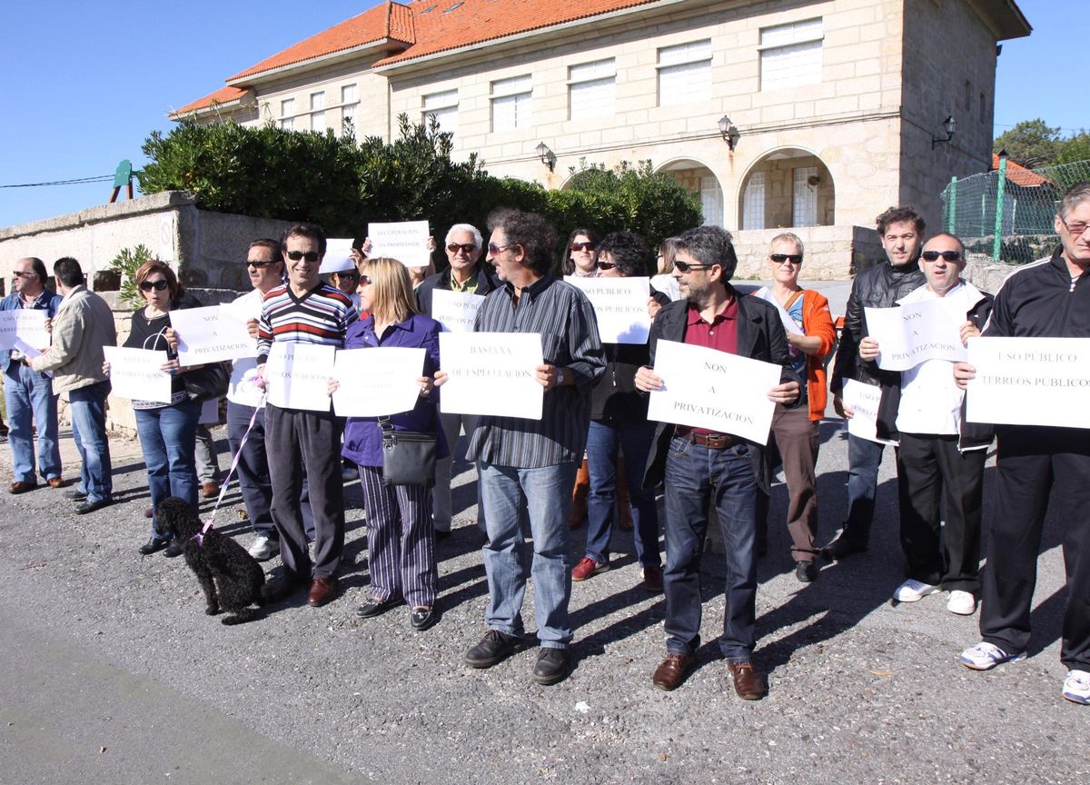 Protesta desarrollada hace diez años ante el centro vacacional para impedir su transformación en posada y el traslado de la escuela de hostelería.