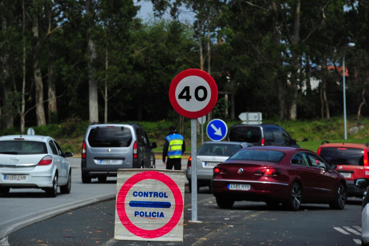 Un control de la Policía Local de A Illa durante la pandemia.