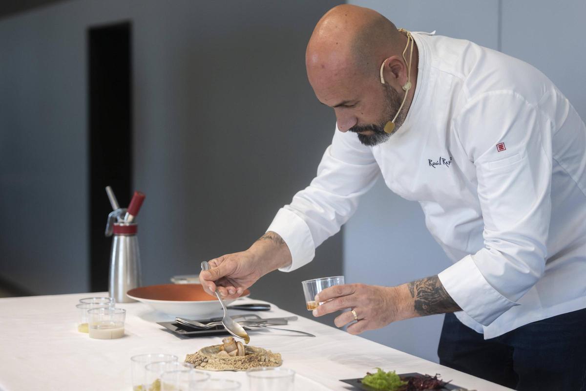 El chef Raúl Resino elabora un emplatado con productos del mar congelados para los asistentes al encuentro.