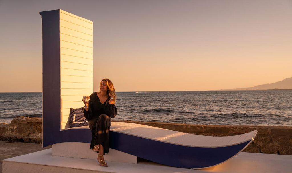 Nuria Roca disfruta de la inauguración de los Atardeceres Larios en Málaga.