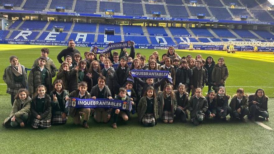 Los alumnos de Teresianas, ayer, en el césped del Carlos Tartiere. | LNE