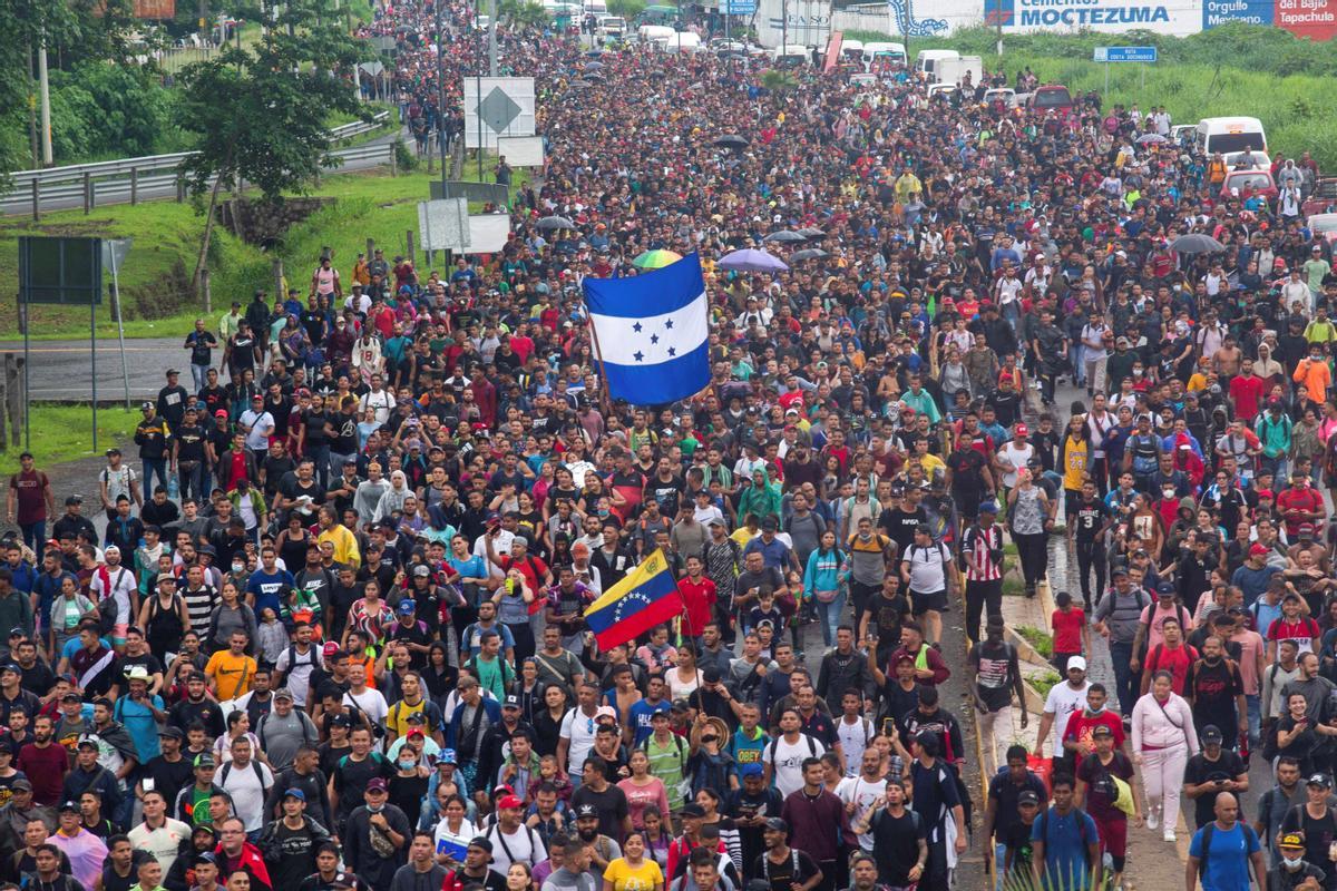 Migrantes caminan en una caravana para cruzar el país hasta llegar a la frontera de EE.UU.