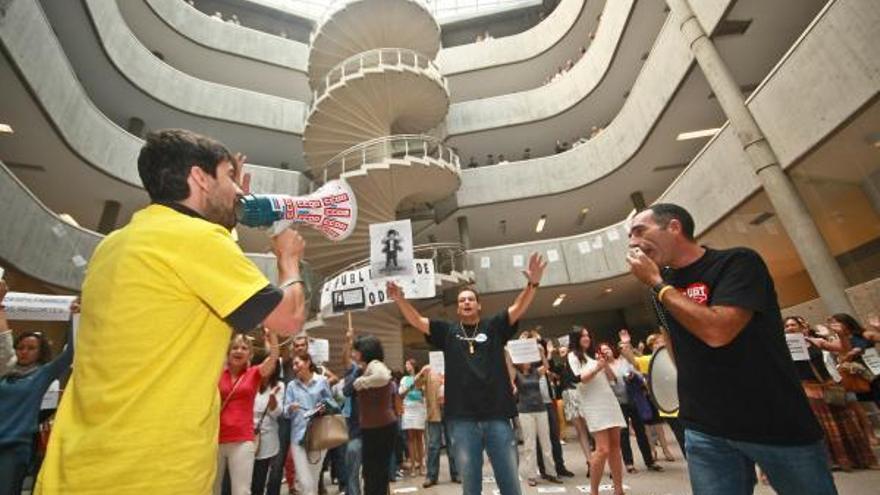 Protesta de trabajadores en los juzgados de A Coruña.