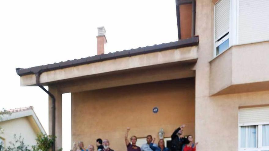 La afectada por un desahucio, a la derecha, a la puerta de su casa.