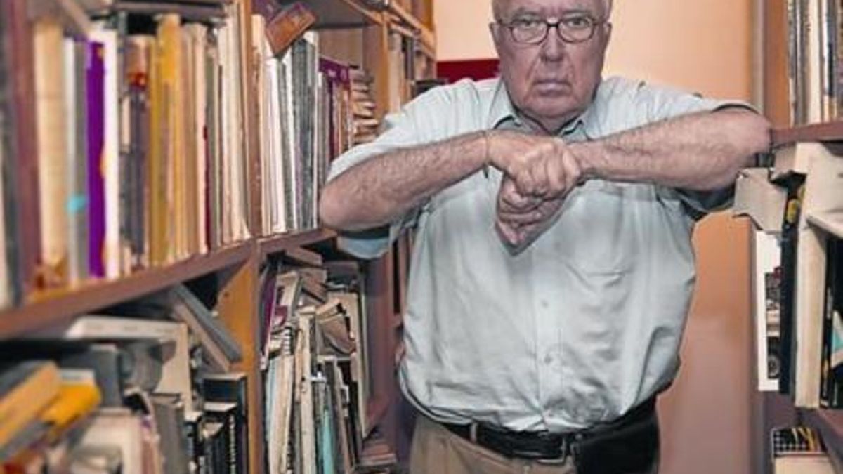 Román Gubern, en la biblioteca de su domicilio de Barcelona,el miércoles.