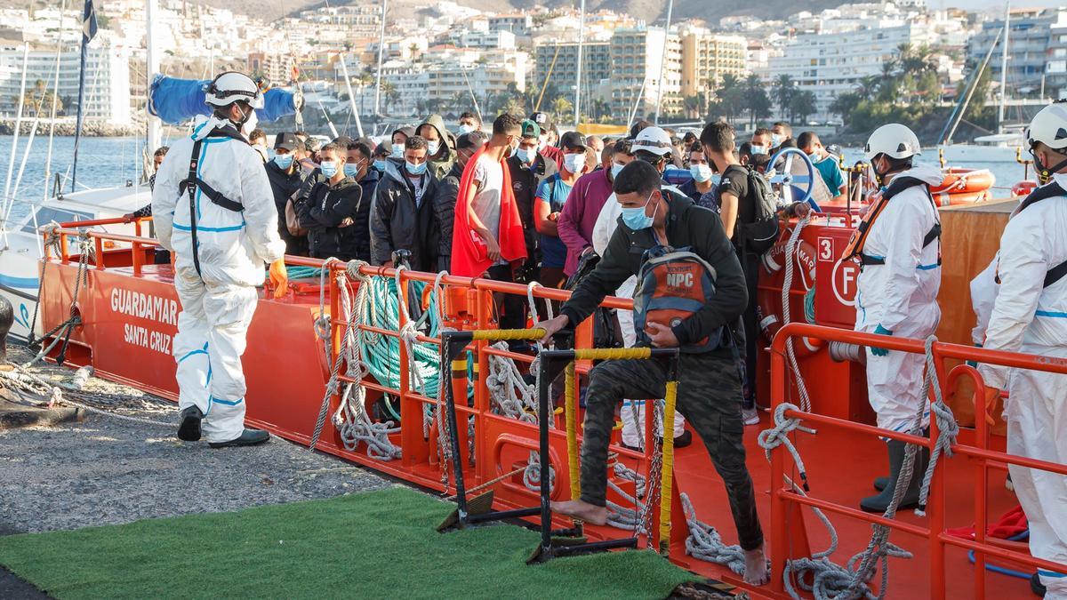 Más de 900 migrantes pernoctan en el Muelle de Arguineguín tras el traslado de 300 de ellos a un complejo turístico