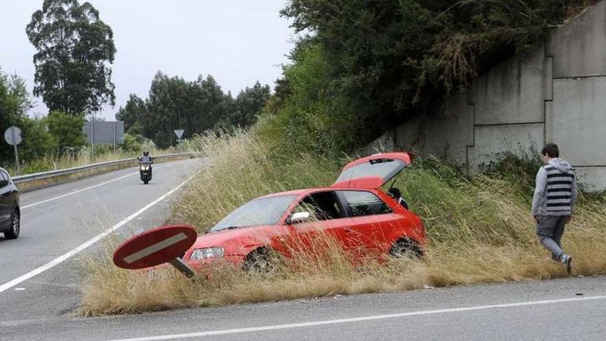 Accidente sin heridos en la rotonda de Tremoedo