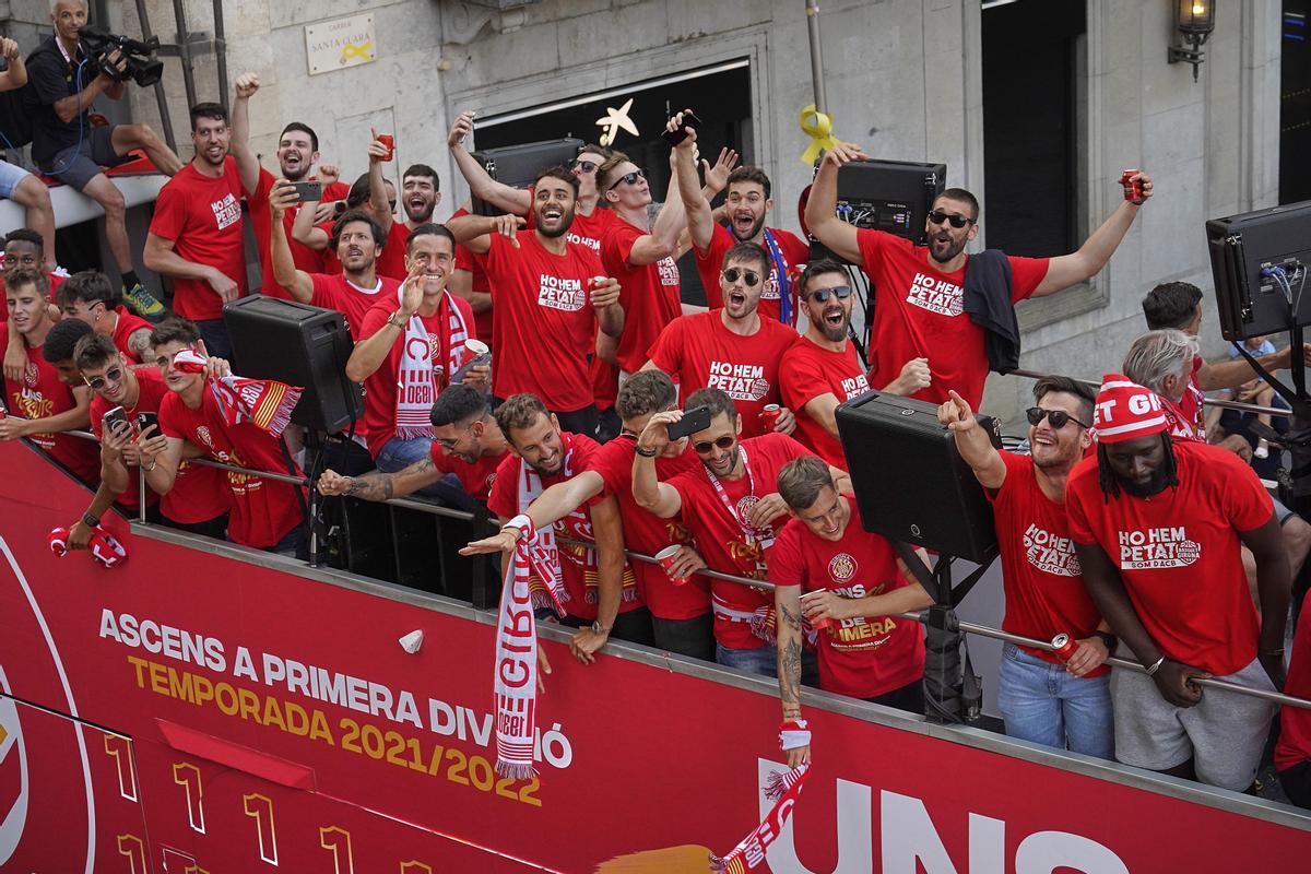 Girona celebra en la calle el doble ascenso