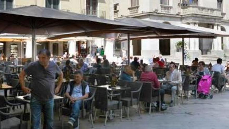 Terrasses a la plaça de l&#039;Ajuntament de Figueres.