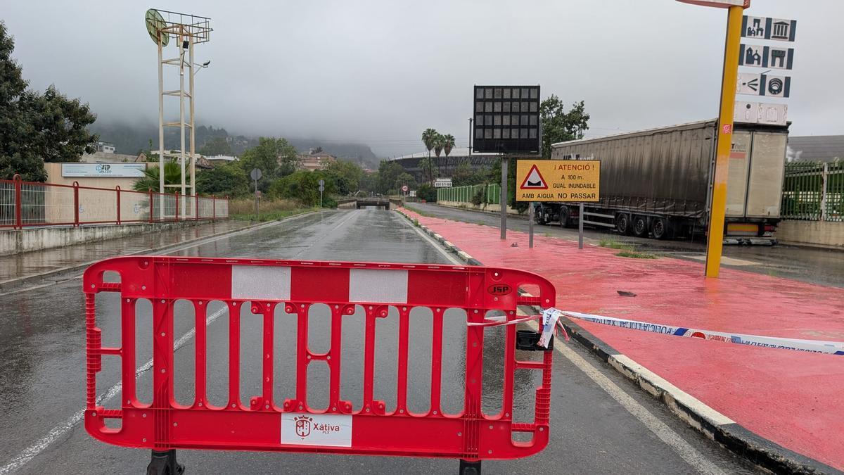 El paso inferior de la carretera de Simat, cortado en el último episodio de lluvias en Xàtiva.