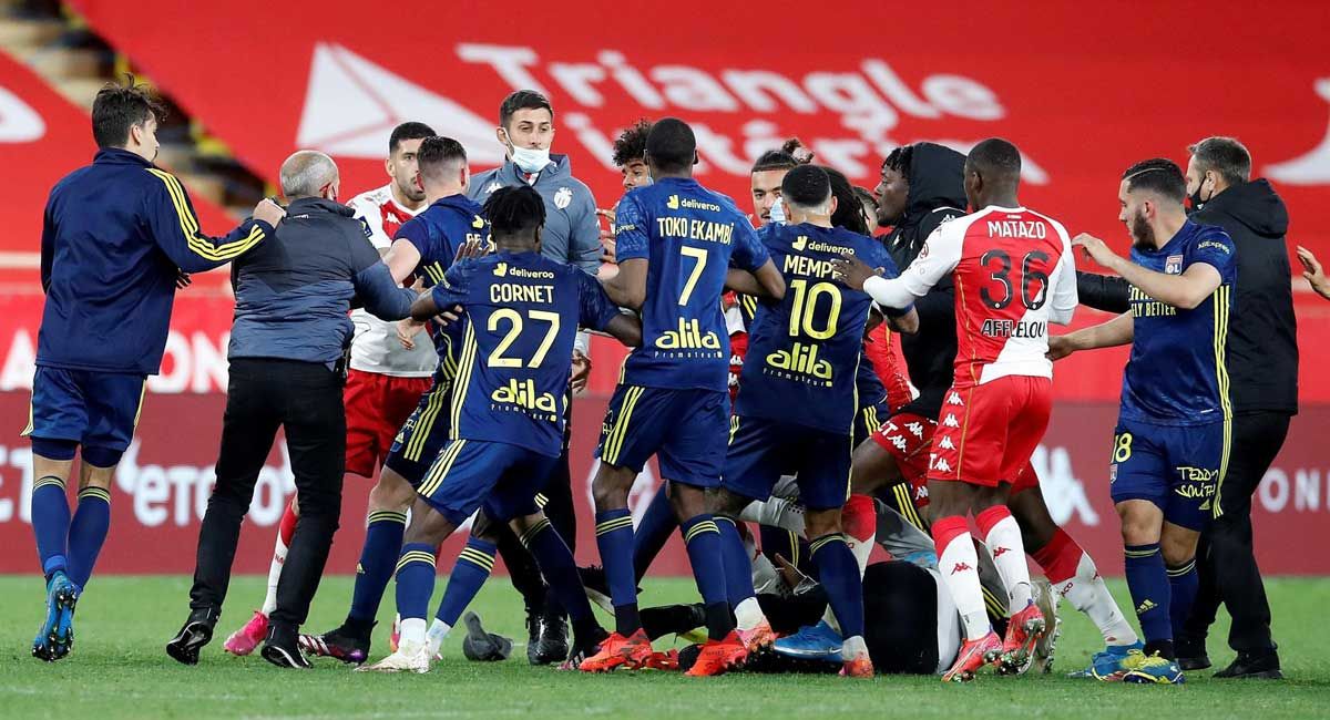 Enfrentamientos entre futbolistas del Lyon y el Mónaco al término del partido.