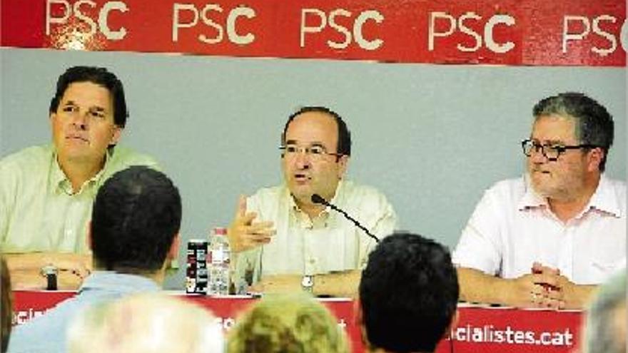 Miquel Iceta, al mig, acompanyat de Cristòfol Gimeno i Felip González. ahir a la seu del PSC