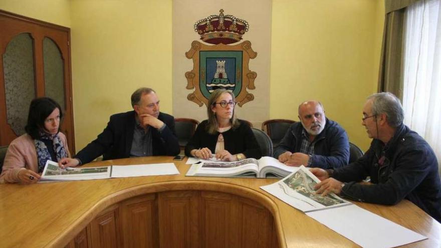 El alcalde y la conselleira, en el centro, durante el anuncio de la nueva senda de A Laracha.