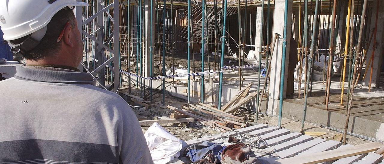 Un trabajador de la construcción, en una obra en Ourense. |   // IÑAKI OSORIO