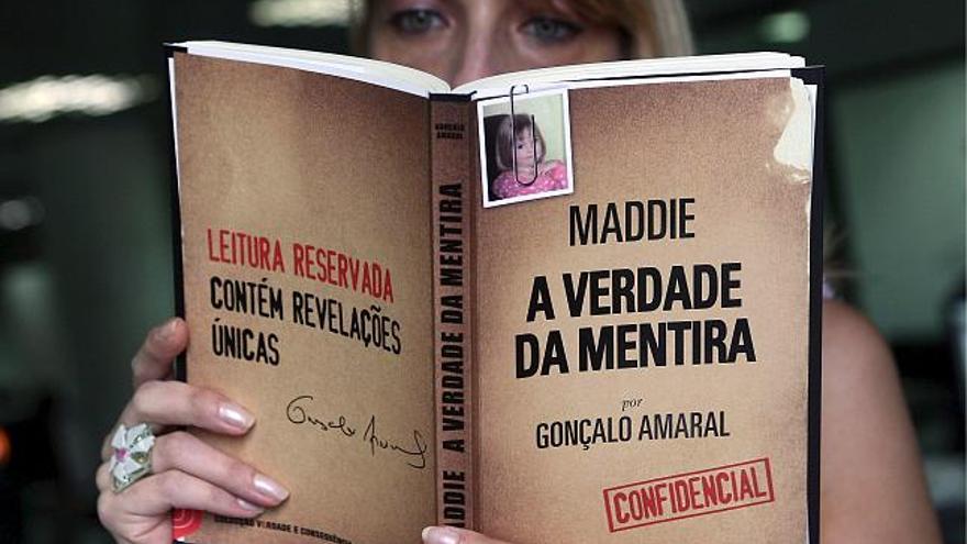 Una mujer lee el libro sobre Madeleine McCann, la niña inglesa desaparecida en Portugal, escrito por el ex oficial de policia judicial Goncalo Amaral y llamado ´Maddie, La verdad de la Mentira&quot;, despues de su lanzamiento en la prensa portuguesa, en Lisboa, Portugal.