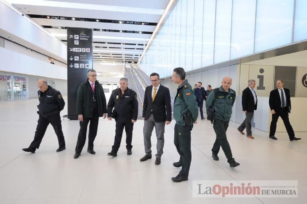 El delegado del Gobierno visita el aeropuerto de Corvera