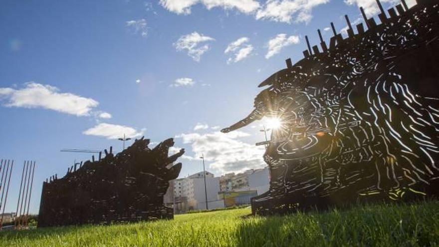 La estatua de Miró en la entrada norte de Gandia.