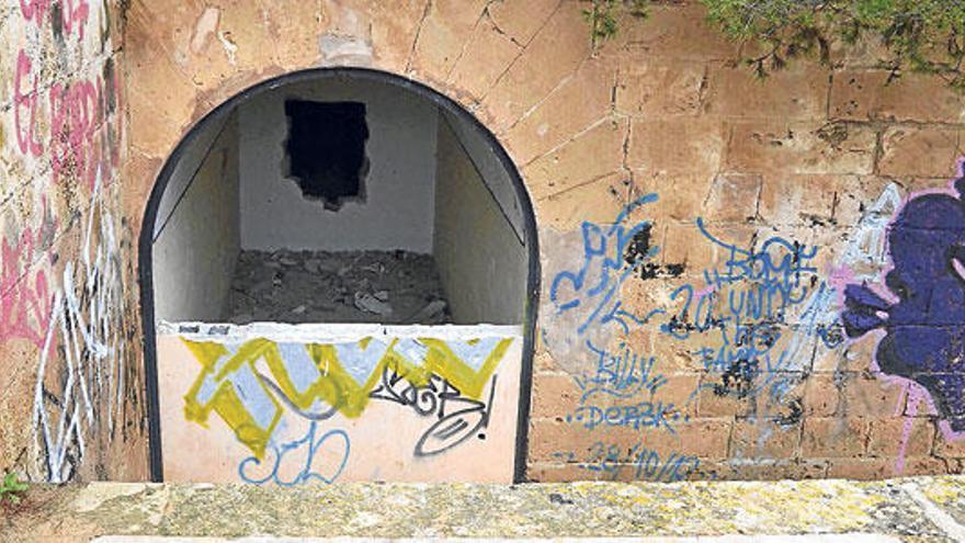 Grafitis en los muros y puertas tapiadas en la Torre d´en Pau.