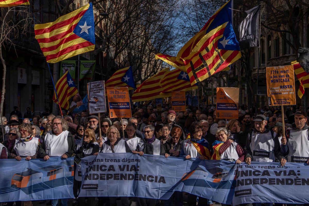 Los partidos y entidades independentistas arremeten contra el Govern y el Estado por Rodalies